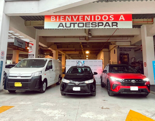 auto-avanza-blanco-Agya-negro-y-corolla-cross-rojo-en-la-nueva-estación-de-kinto-share-peru