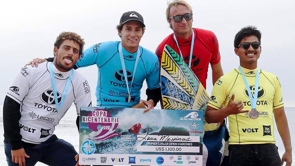 El embajador Toyota Lucca Mesinas junto a otros surfista durante el Alas Pro Tour