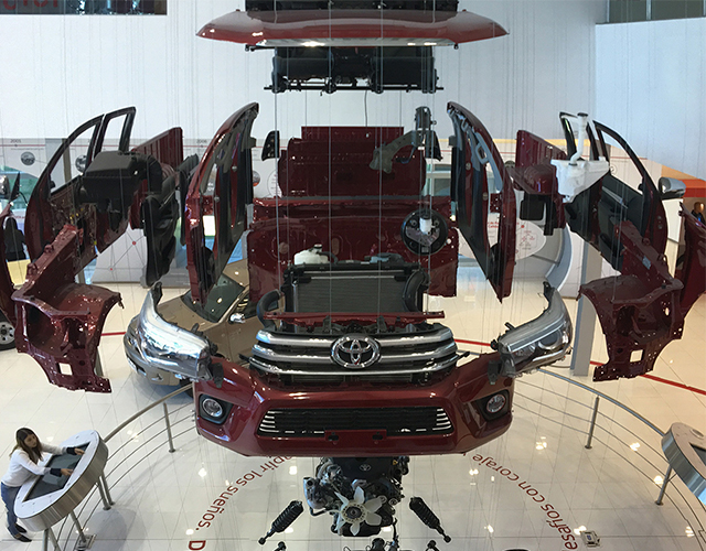 partes de una camioneta hilux suspendida en la fabrica Toyota