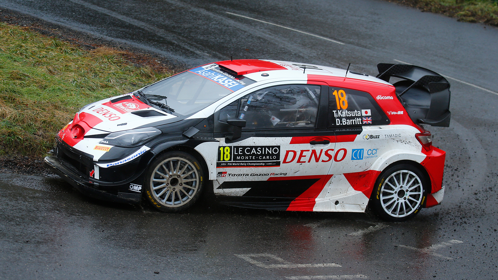 Sébastien Ogier y el nuevo auto Yaris WRC en el Rally Montecarlo 2021.